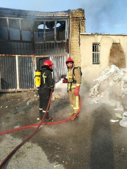 مهار آتش سوزی کارخانه تولید جعبه های پلاستیکی در ارومیه