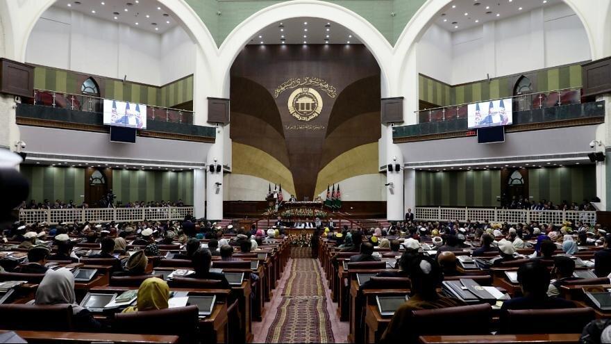 تنش در مجلس افغانستان ، نمایندگان مانع از برگزاری جلسه به ریاست رحمانی شدند
