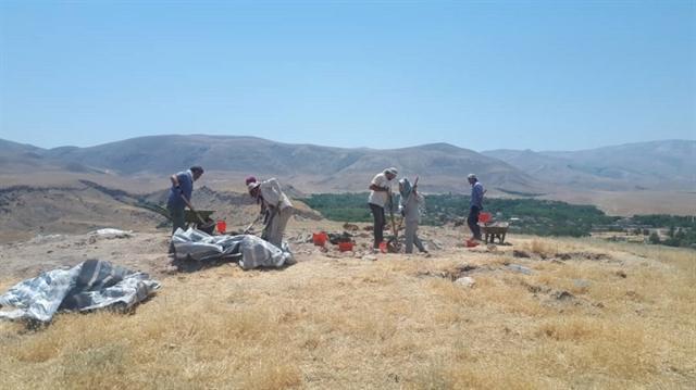 کشف آثاری از سازه های معماری در تپه آناقیزلی شهرستان چایپاره کشف آثاری از سازه های معماری در تپه آناقیزلی شهرستان چایپاره