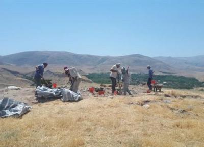 کشف آثاری از سازه های معماری در تپه آناقیزلی شهرستان چایپاره