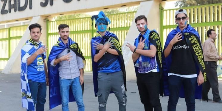 حضور هواداران استقلال مقابل مجلس حضور هواداران استقلال مقابل مجلس