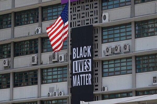 پارچه نوشته حمایت از سیاه پوستان از سفارت آمریکا در سئول حذف شد