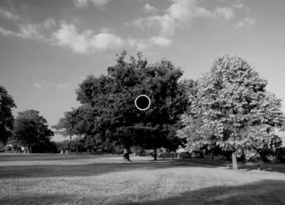 شگفت انگیز: ببینید که مغزتان چطور در این خطای ادراکی جالب، عکس سیاه و سفید را رنگی می بیند!