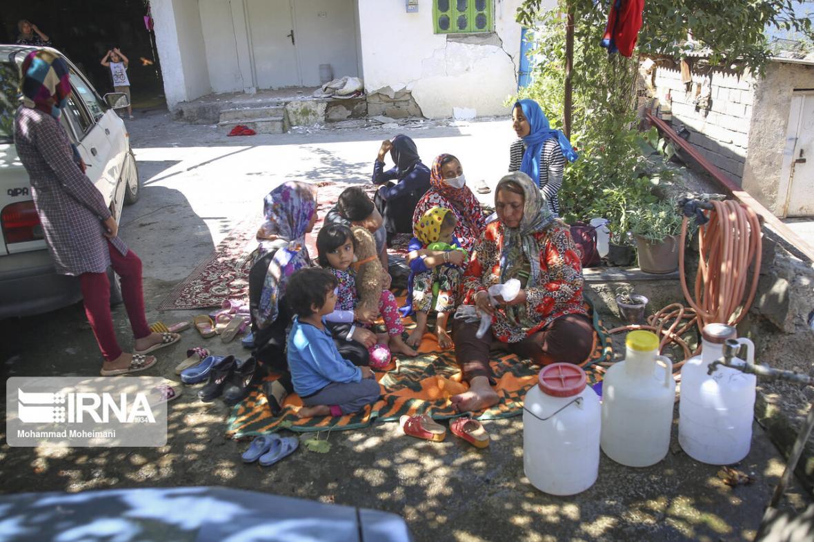 خبرنگاران هوای بارانی و خطر شیوع کرونا در کمین زلزله زدگان رامیان
