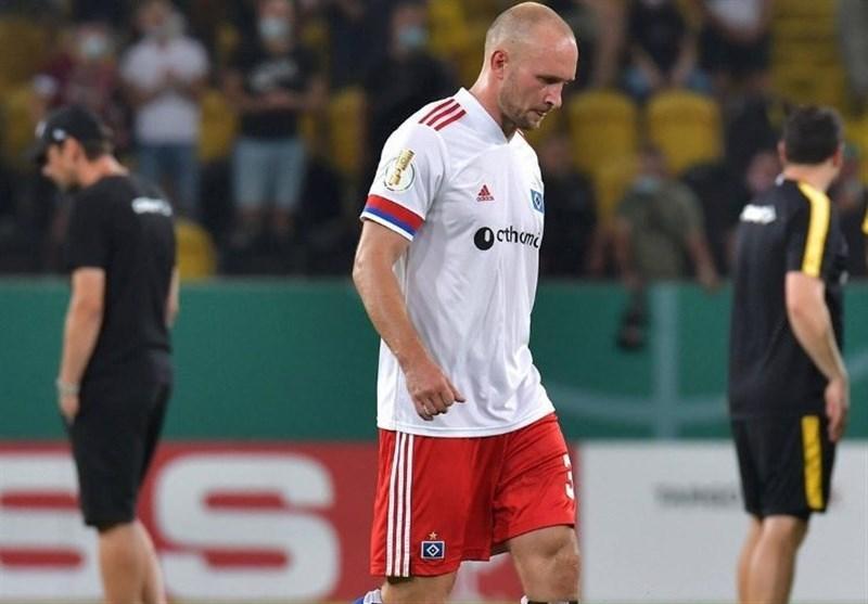 درگیری بازیکن هامبورگ با یک هوادار روی سکوها در جام حذفی آلمان