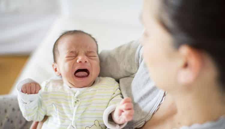 علت گریه نوزاد هنگام شیر خوردن چیست و چه راهکارهایی دارد؟