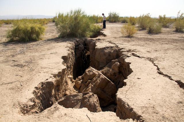 فرونشست سالانه 10 تا 12 سانتی زمین در جنوب سمنان فرونشست سالانه 10 تا 12 سانتی زمین در جنوب سمنان