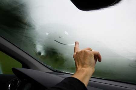 چگونه از بخار دریافت شیشه خودرو جلوگیری کنیم؟