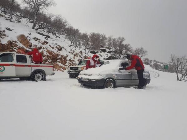 برف و بوران در جاده های سرخس، امدادرسانی به 2 خودرو گرفتار در برف