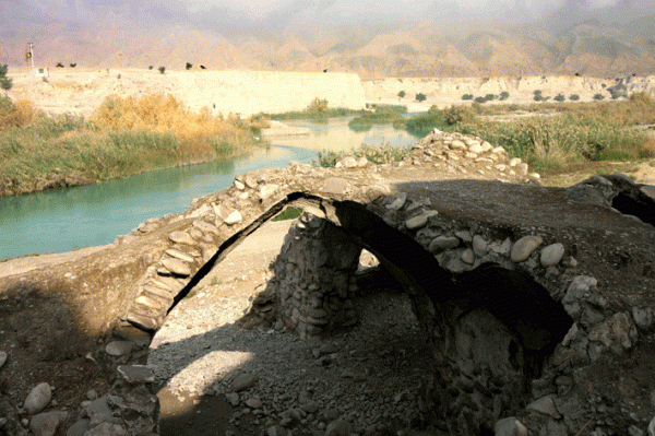 حمام تاریخی بکان در رودخانه کارون، عکس