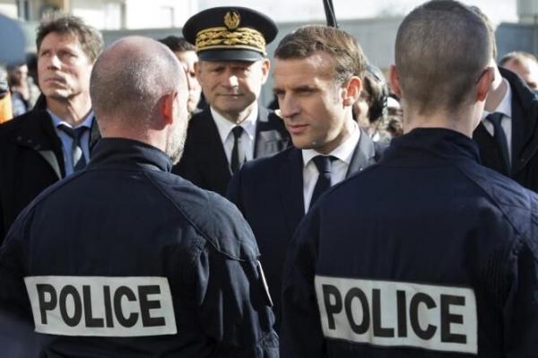 خبرنگاران وعده مکرون برای افزایش تعداد نیروهای پلیس در فرانسه