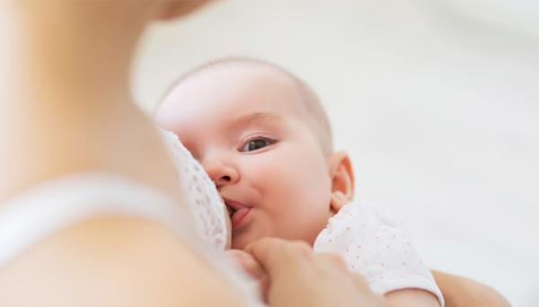 شیر خوردن نوزاد از یک سینه، دلایل و راه چاره ها