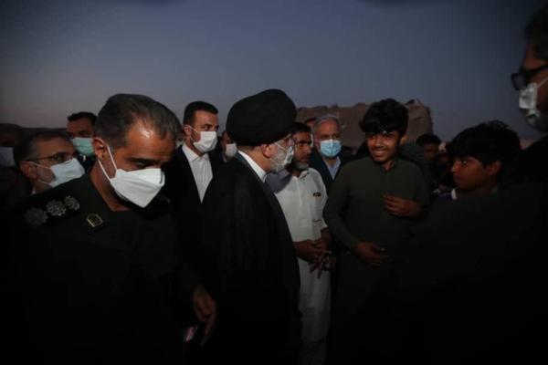 حضور رئیسی در بین زاغه نشینان چابهار حضور رئیسی در بین زاغه نشینان چابهار