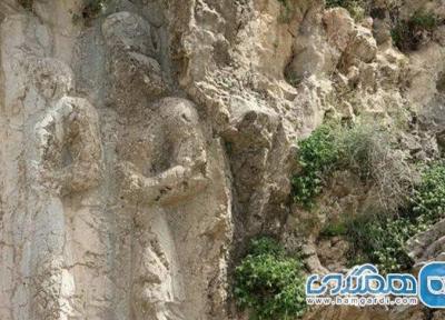 تخریب و تعرض به یک سنگ نگاره ساسانی به وسیله سوداگران گنج
