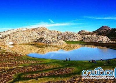 دریاچه برم فیروز یکی از جاذبه های طبیعی استان فارس است