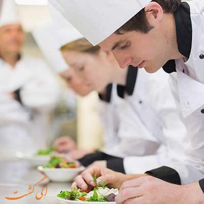آشنایی با رشته هتلداری چگونه وارد رشته هتلداری شویم و در صنعت گردشگری شغل پیدا کنیم؟ راهنمای جامع تحصیل و بازار کار مدیریت هتلداری در ایران