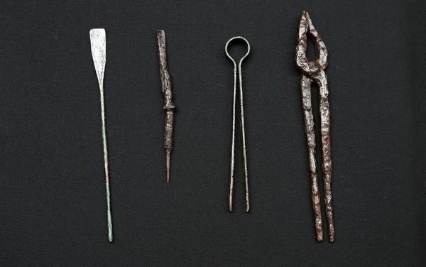 کشف گور 2000 ساله پزشک رومی در مجارستان با ابزار های باستانی اش