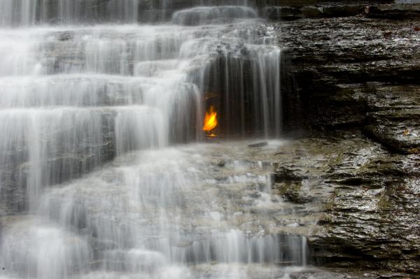 آبشار شعله ابدی (Eternal Flame Falls)